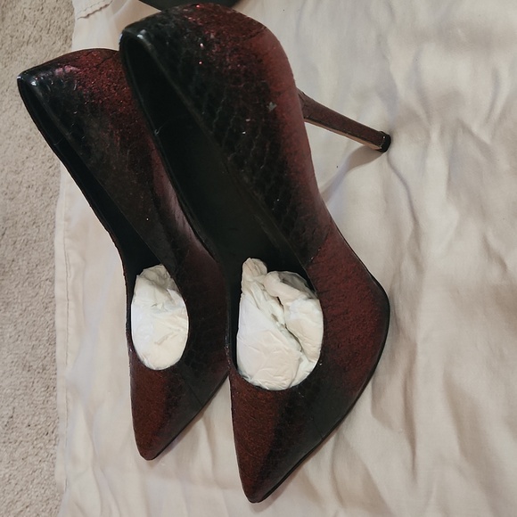 Beautiful black and red snake like print heel sz 9 m from boutique 9. - Picture 4 of 6